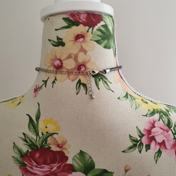 Stunning Silver Pendant Choker - Picture 3 of 8